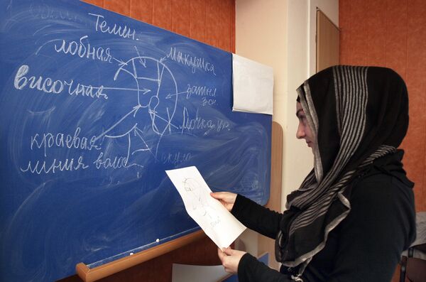 Девушка в хиджабе изучает чертеж. Архивное фото - Sputnik Кыргызстан