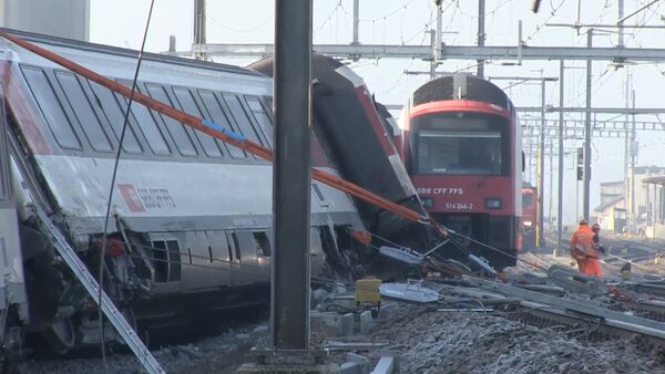 Два пассажирских поезда столкнулись в Швейцарии. Кадры с места ЧП - Sputnik Кыргызстан