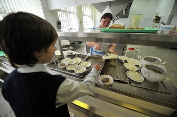 Школьник в столовой. Архивное фото - Sputnik Кыргызстан