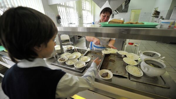 Ребенок в школьной столовой. Архивное фото - Sputnik Кыргызстан