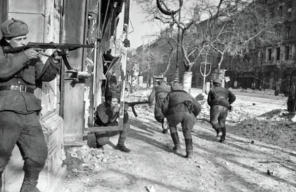 Советские солдаты в Будапеште во время Великой Отечественной войны - Sputnik Кыргызстан