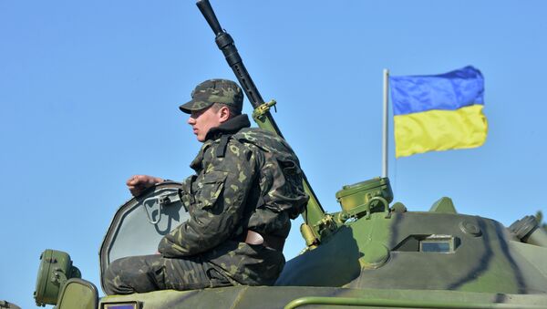 Украинские военные на бронетранспортере - Sputnik Кыргызстан