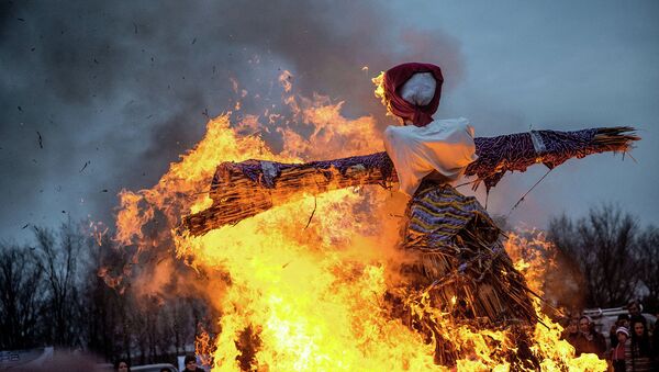 Праздничное сжигание чучела в честь Масленицы. Архивное фото - Sputnik Кыргызстан