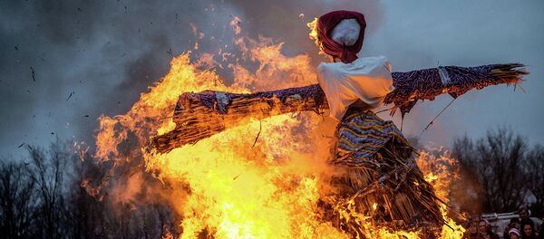 Праздничное сжигание чучела в честь Масленицы. Архивное фото - Sputnik Кыргызстан