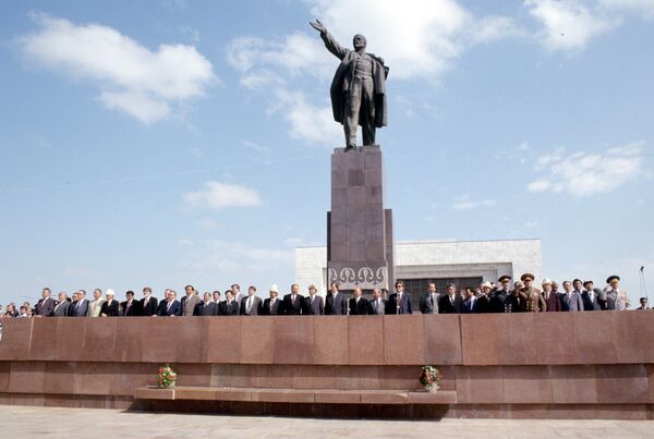 Конституция күнүн биринчи жолу майрамдалышы. Архив - Sputnik Кыргызстан