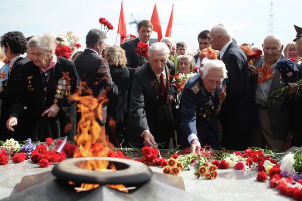 Ветераны на церемонии возложения цветов к Вечному огню. Архивное фото - Sputnik Кыргызстан