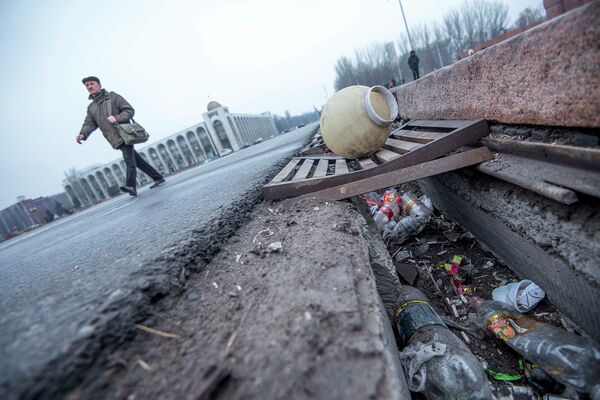 Неубранный мусор на центральной площади столицы. Архивное фото - Sputnik Кыргызстан