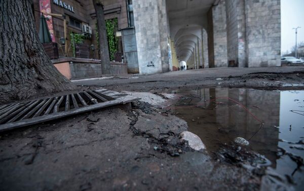 Разрушенный асфальт на пересечении проспекта Чуй и бульвара Эркиндик. - Sputnik Кыргызстан