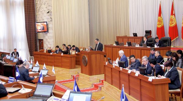 Жогорку Кенеш заслушивает информацию Правительства о ходе исполнения постановлений парламента, связанных с деятельностью проекта «Кумтор» - Sputnik Кыргызстан