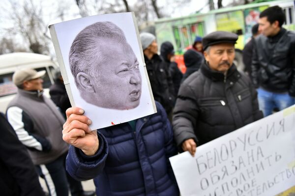 Митинг за экстрадицию Бакиевых перед зданием посольства Белоруссии в КР. - Sputnik Кыргызстан