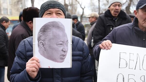 Активисты требовали экстрадиции Бакиева перед зданием посольства Белоруссии - Sputnik Кыргызстан
