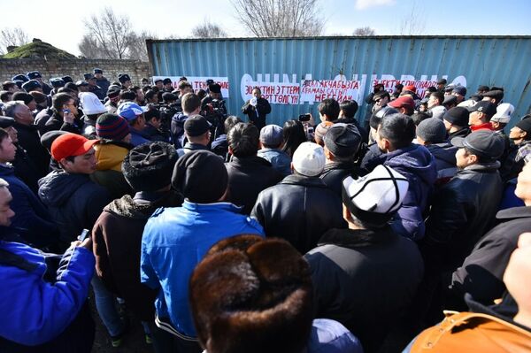 Митинг против распространения мяса ослов проходит у скотобойни в селе Манас. - Sputnik Кыргызстан
