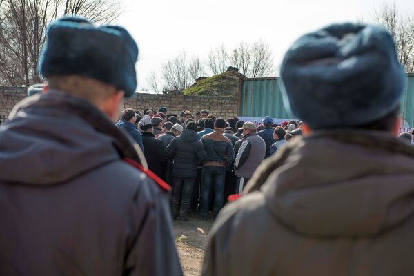 Сотрудники милиции на месте митингов. Архивное фото - Sputnik Кыргызстан