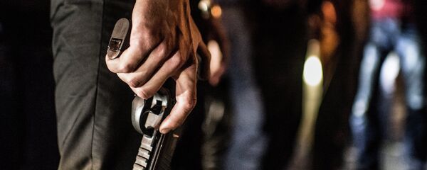 Мужчина с пистолетом в руке. Архивное фото - Sputnik Кыргызстан
