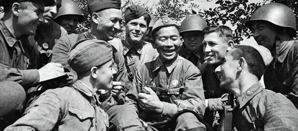 Советские бойцы отдыхают между боями - Sputnik Кыргызстан