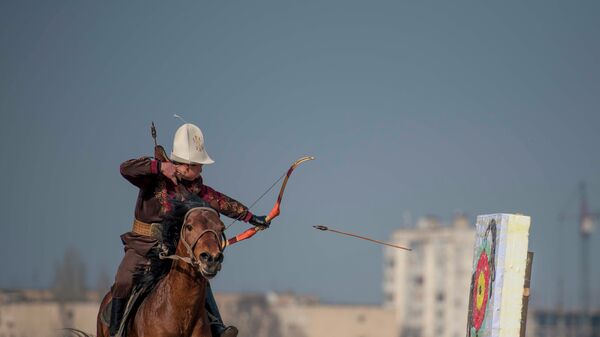 Стрельба из лука верхом на коне. Архивное фото - Sputnik Кыргызстан