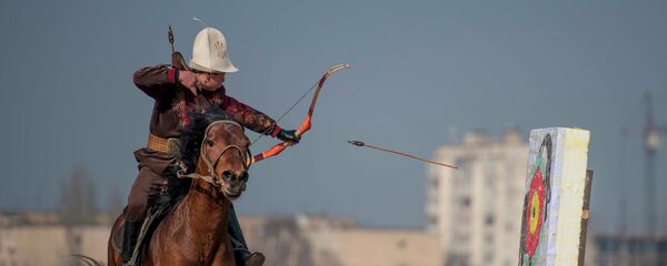 Стрельба из лука верхом на коне. Архивное фото - Sputnik Кыргызстан