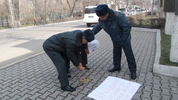 Милиционеры помешали активисту бросить яйца в посольство Беларуси - Sputnik Кыргызстан