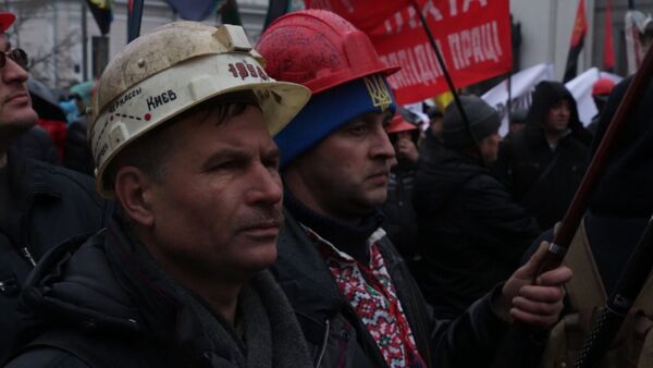 Шахтеры в касках и с флагами вышли на акцию протеста у Верховной рады - Sputnik Кыргызстан