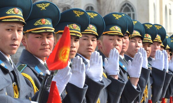 Рота почетного караула Кыргызстана на церемонии посвященной Дню Государственного флага - Sputnik Кыргызстан