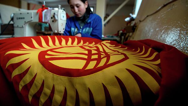 Девушка швея обрабатывает полотно флага. Архивное фото - Sputnik Кыргызстан