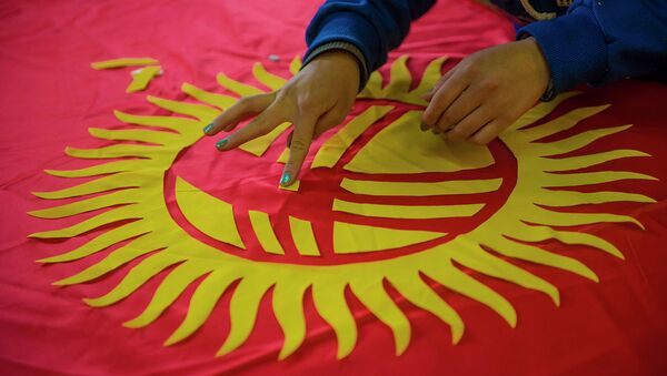 Государственный флаг Кыргызстана, в центре которого изображен тундук кыргызской юрты в обрамлении сорока солнечных лучей - Sputnik Кыргызстан