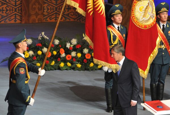 Церемония инаугурации Алмазбека Атамбаева на пост Президента Кыргызской Республики, Бишкек, 1 декабря 2011 года - Sputnik Кыргызстан