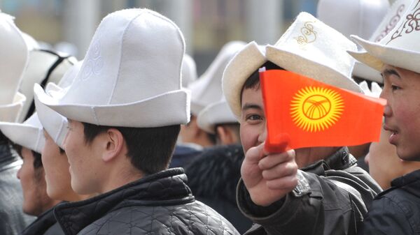 Молодые люди с флагом Кыргызстана. Архивное ото - Sputnik Кыргызстан