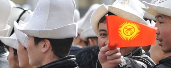 Кыргызстандын желегин кармаган бала. Архив Кыргызстандын желегин кармаган бала. Архив - Sputnik Кыргызстан