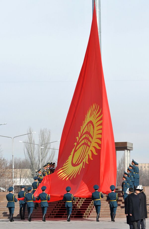 Улуттук Гвардиянын жоокерлери Мамлекеттик тууну көтөрүп жатат - Sputnik Кыргызстан