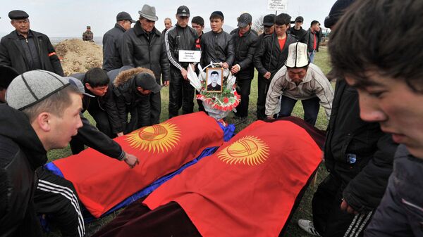 Похороны героев апрельских событий в Мемориальном комплексе Ата-Бейит на окраине Бишкека. Архивное фото - Sputnik Кыргызстан