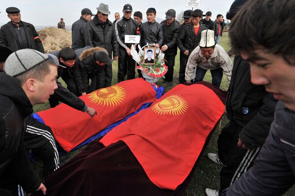Похороны погибших во время массовых беспорядков 7 Апреля 2010 года - Sputnik Кыргызстан