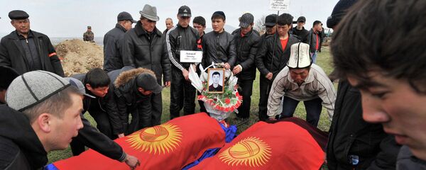 Похороны героев апрельских событий в Мемориальном комплексе Ата-Бейит на окраине Бишкека. Архивное фото - Sputnik Кыргызстан