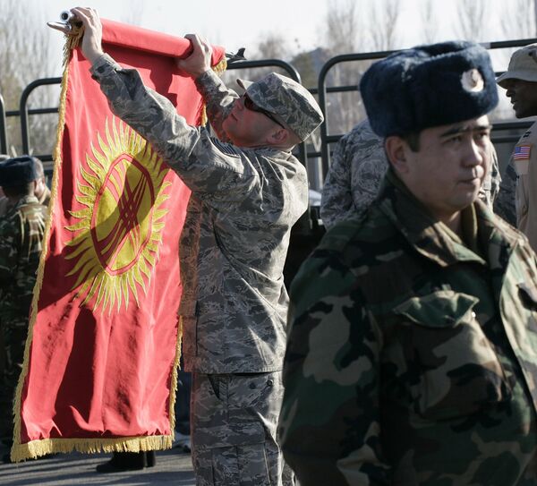 Американский солдат разворачивается флаг. Архивное фото - Sputnik Кыргызстан