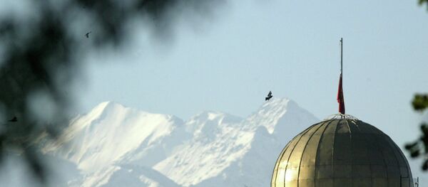 Приспущенный флаг в день траура. Архивное фото - Sputnik Кыргызстан