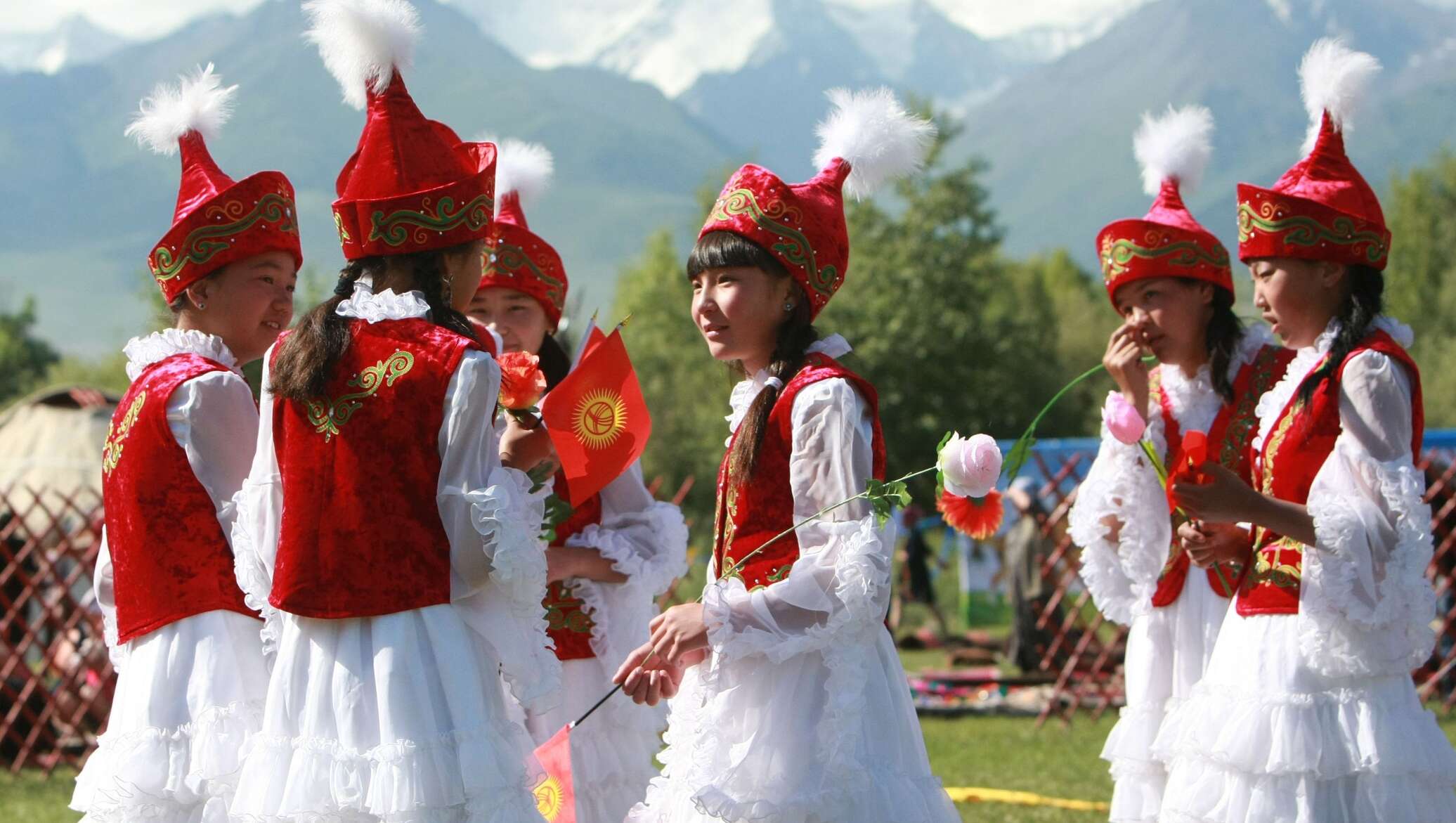 Киргизы страна. Традиции Нооруз Киргизия. Нац одежда Киргизии. Киргизский национальный костюм. Киргизские национальные платья.