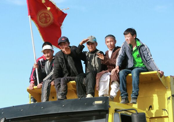 Жители сел Тамга и Борскоон на кузове самосвала во время беспорядков неподалеку от рудника Кумтор. Архивное фото - Sputnik Кыргызстан