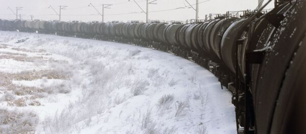 Железнодорожный состав с нефтью. Архивное фото Железнодорожный состав с нефтью. Архивное фото - Sputnik Кыргызстан