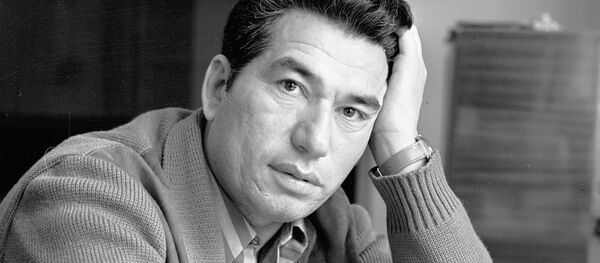 Жазуучу Чыңгыз Айтматов. Архив Жазуучу Чыңгыз Айтматов. Архив - Sputnik Кыргызстан