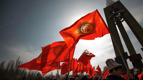 Флаг Кыргызской Республики в руках молодежи. Архивное фото - Sputnik Кыргызстан