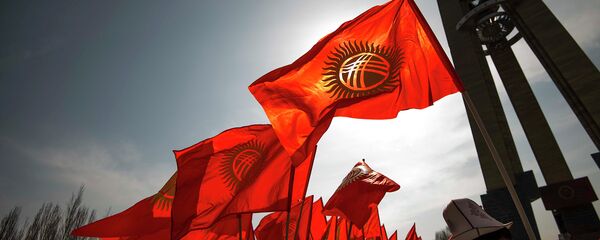Горожане с флагами КР. Архивное фото - Sputnik Кыргызстан