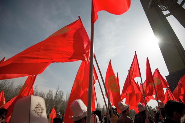 Студенты с флагами Кыргызстана. Архивное фото - Sputnik Кыргызстан
