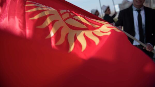 Парень с флагом Кыргызстана. Архивное фото - Sputnik Кыргызстан