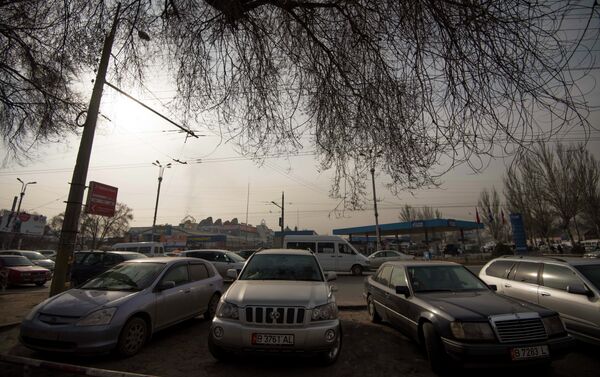 Парковка автомобилей на рынке Аламудун - Sputnik Кыргызстан