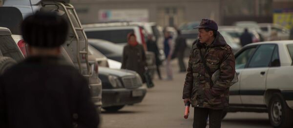 Парковщик на одной из рынков Бишкека, архивное фото - Sputnik Кыргызстан