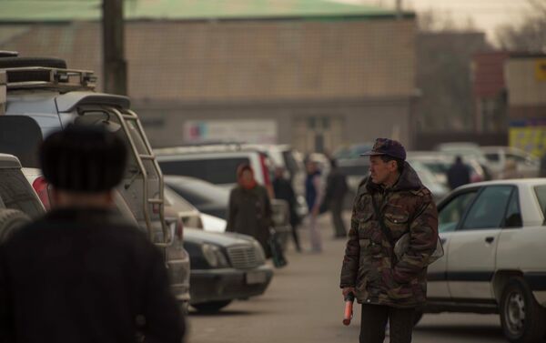 Парковка автомобилей на рынке Аламудун. - Sputnik Кыргызстан