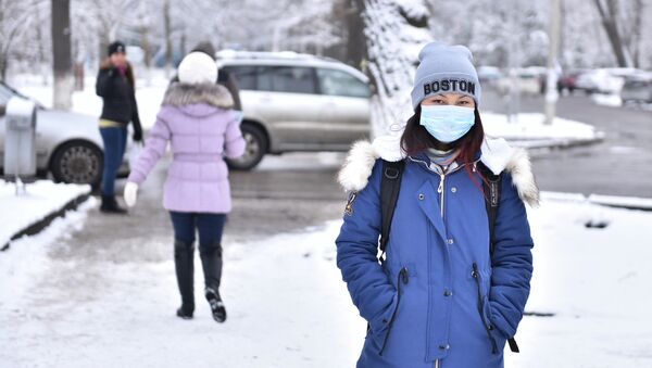 Девушка в медициной маске на одной из улиц Бишкека. Архивное фото - Sputnik Кыргызстан