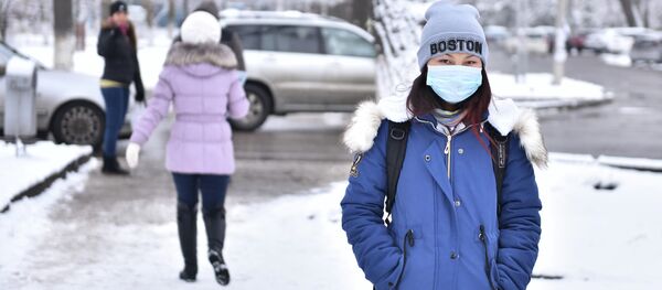 Девушка в медициной маске на одной из улиц Бишкека. Архивное фото - Sputnik Кыргызстан