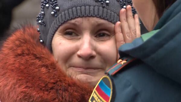 Родственники горняков приехали на шахту в Донецке, где произошел взрыв - Sputnik Кыргызстан