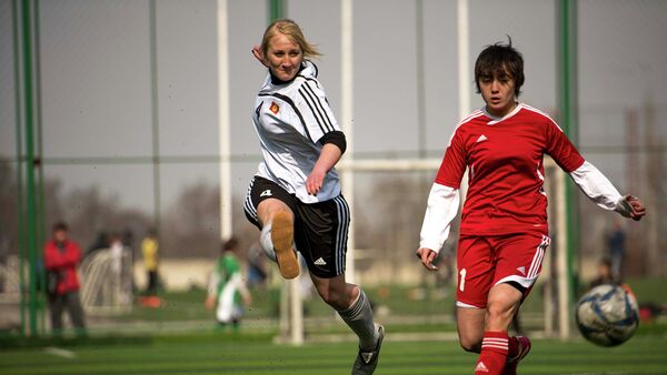 Девушки во время игры в футбол. Архивное фото - Sputnik Кыргызстан